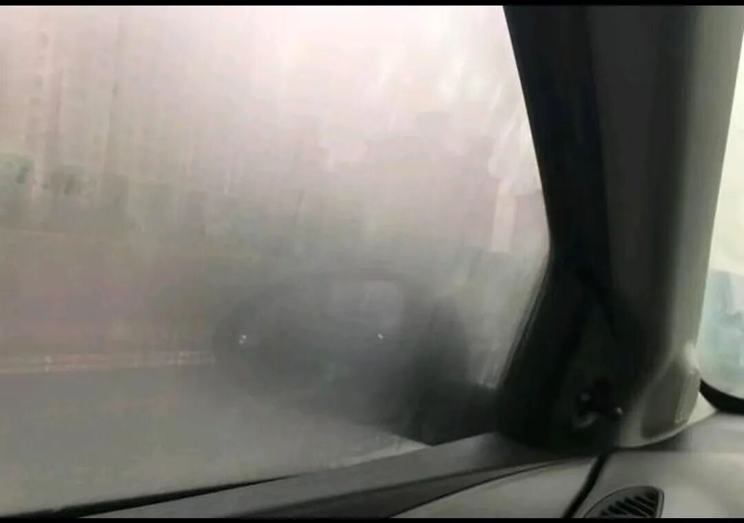 大風天氣安全駕車_緊閉車門防風沙_出行提示