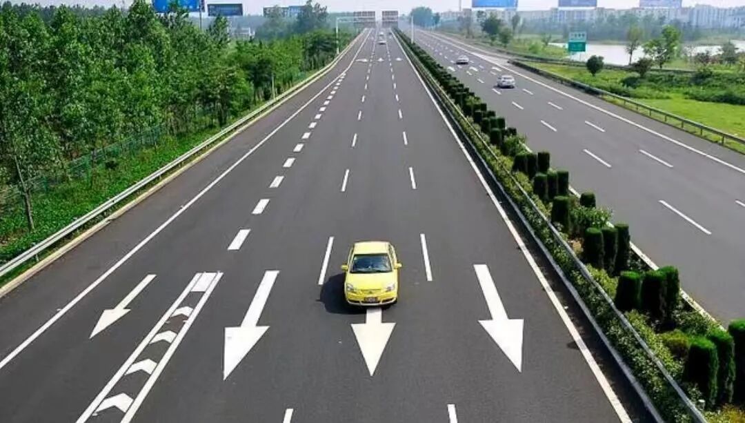 出行提示_緊閉車門防風沙_大風天氣安全駕車