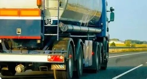 出行提示_大風天氣安全駕車_緊閉車門防風沙