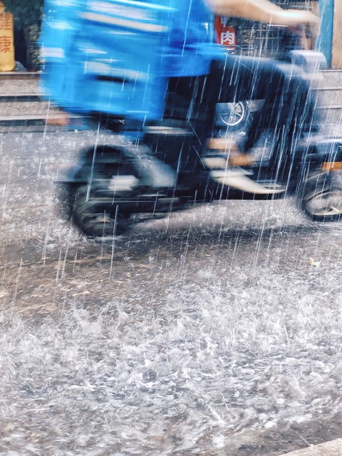 強(qiáng)降雨出行安全措施_出行提示_暴雨天氣安全避險(xiǎn)指南