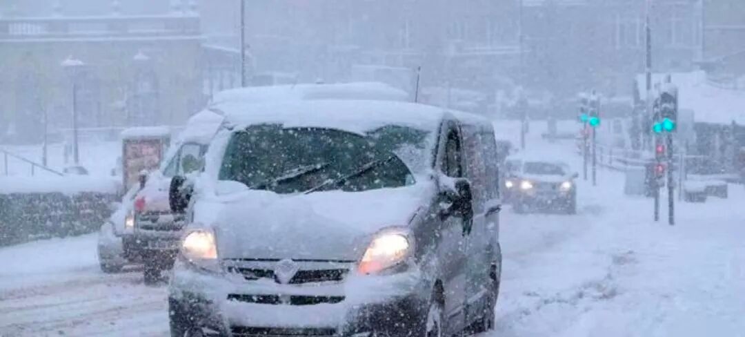 駕車出行清理車輛積雪檢查車燈剎車輪胎_出行提示_駕駛過程中控制車速保持車距使用燈光謹慎轉彎避免超車