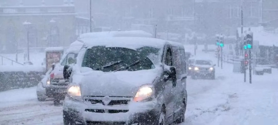 駕駛過程中控制車速保持車距使用燈光謹慎轉(zhuǎn)彎_出行提示_駕車出行清理車輛積雪檢查車燈剎車輪胎