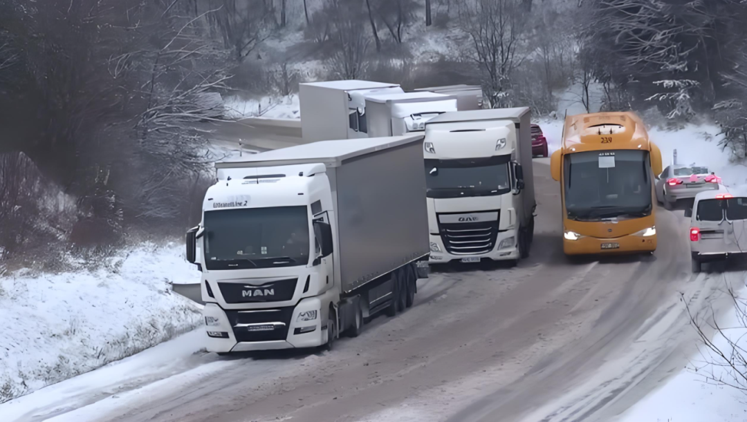 冬季重型貨車駕駛安全注意事項(xiàng)_冬季貨車出行安全準(zhǔn)備_出行提示
