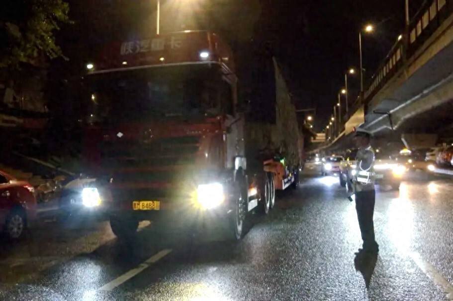 禁行_貨運(yùn)車輛超載整治行動(dòng)_哈爾濱市公安局交管部門夏季道路交通安全整治