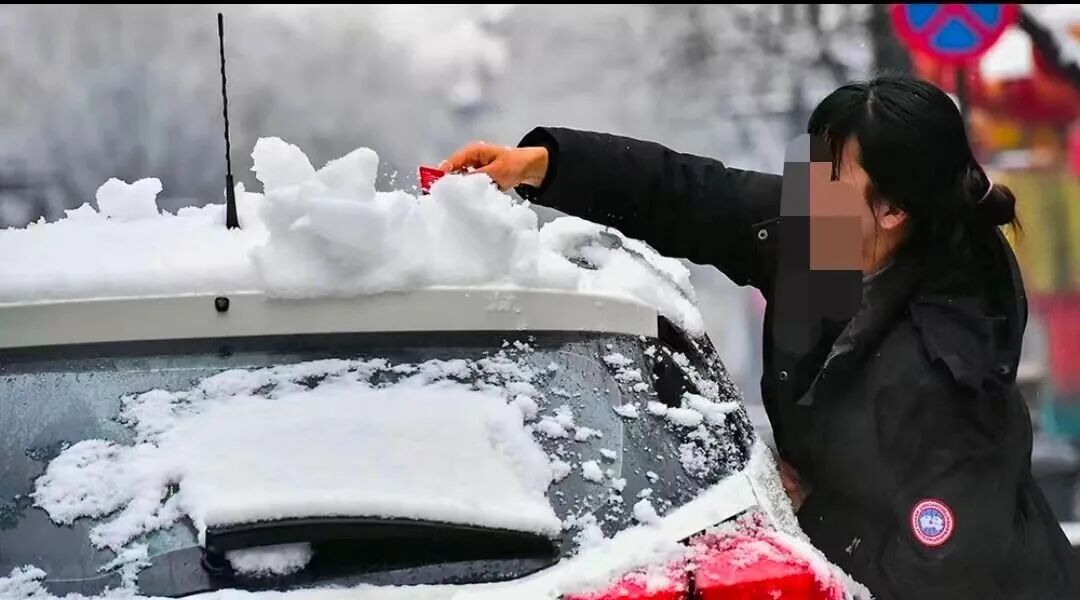 駕車出行清理車輛積雪檢查車燈剎車輪胎_駕駛過程中控制車速保持車距使用燈光謹慎轉(zhuǎn)彎避免超車_出行提示