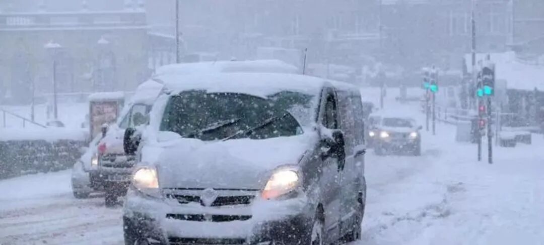 駕車出行清理車輛積雪檢查車燈剎車輪胎_出行提示_駕駛過程中控制車速保持車距使用燈光謹慎轉(zhuǎn)彎避免超車