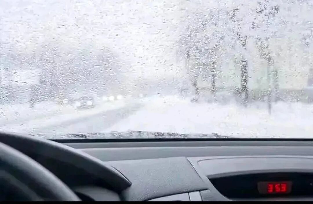 出行提示_駕車出行清理車輛積雪檢查車燈剎車輪胎_駕駛過程中控制車速保持車距使用燈光謹慎轉(zhuǎn)彎避免超車