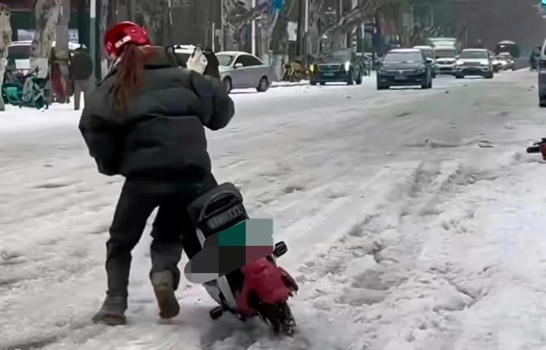 駕車出行清理車輛積雪檢查車燈剎車輪胎_駕駛過程中控制車速保持車距使用燈光謹慎轉(zhuǎn)彎避免超車_出行提示