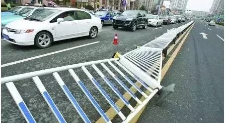 出行提示_大風天氣行車安全注意事項_大風天氣車輛行駛技巧