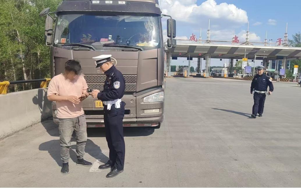 禁行_哈爾濱交警夏防行動_大貨車超限超載整治