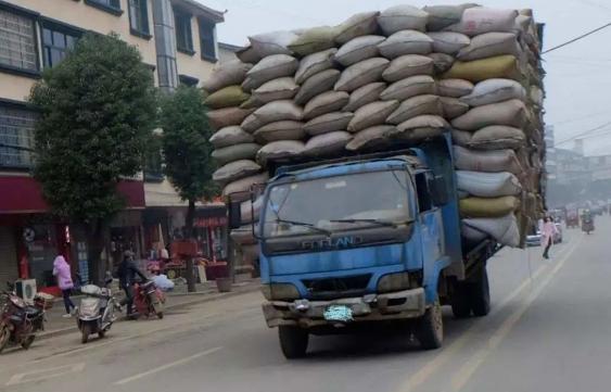 改裝貨車安全隱患_出行提示_非法改裝貨車危害
