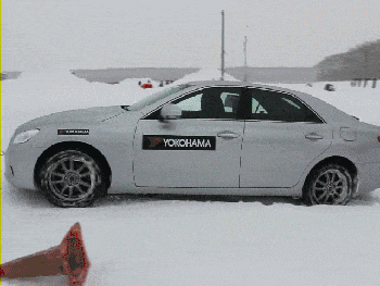 雪天開車控制車速_出行提示_雪天路面防滑駕駛技巧