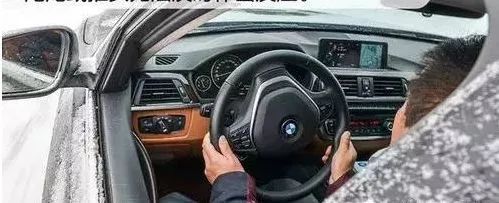 雪天出行安全注意事項(xiàng)_雪天步行防滑防摔防砸技巧_出行提示