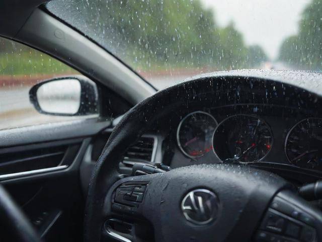 城市道路與雨天駕駛技巧：跟車變道有講究，輪胎雨刮要注意
